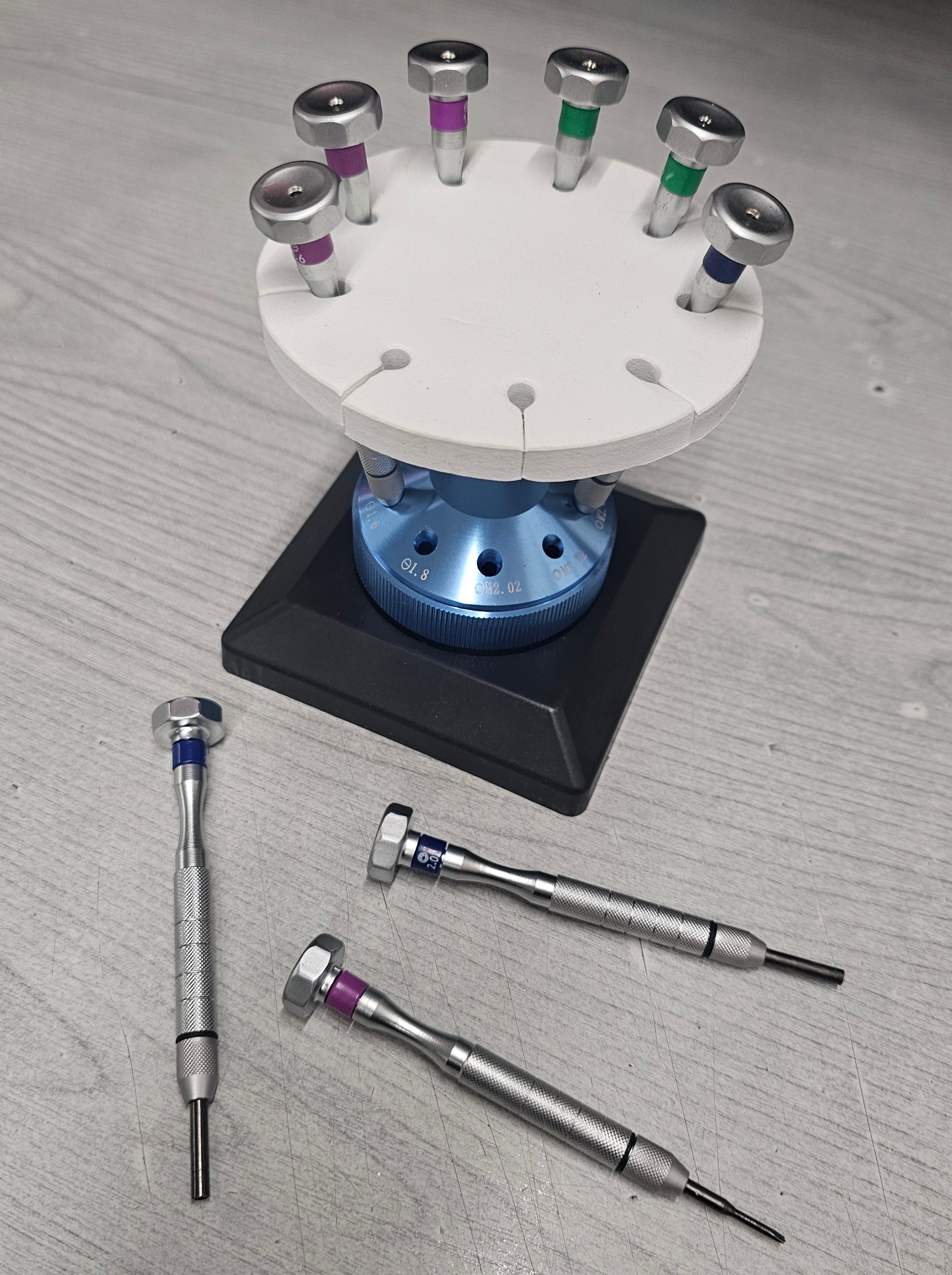 Set of 9 Screwdrivers with Swivel Base